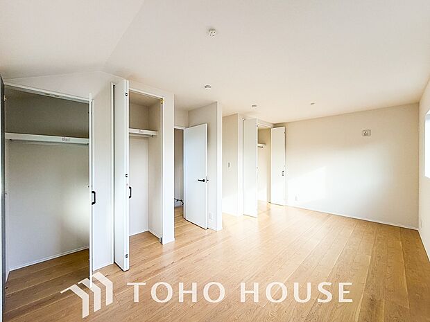 居室にはクローゼットを完備!すっきりと収納できるため、自由度の高い家具の配置が叶うシンプルな空間です。無駄のない間取りは模様替えもしやすく、自分好みの快適なお部屋作りをいつでも思う存分に満喫できます。