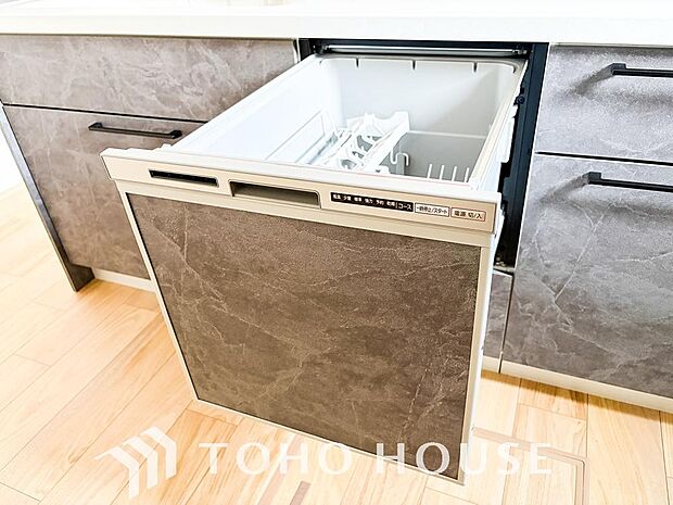 ビルトイン食器洗浄乾燥機付きのシステムキッチン。毎日の家事負担を大幅に軽減する、主婦・主夫に嬉しい設備です。手洗いよりも節水できるうえ高温乾燥で衛生面も安心。空いた時間を家族との団らんに充てられます。