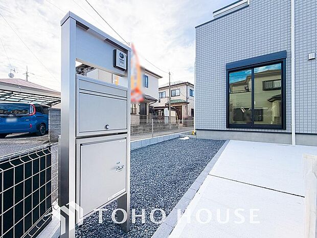 宅配ボックスは、ネットショッピングなどによる小型のお届け物の受け取りに大変便利です。不在時でも荷物を受け取れるため再配達の手間がなく、日々の暮らしに快適さとゆとりをプラスする、嬉しい高機能な設備です。