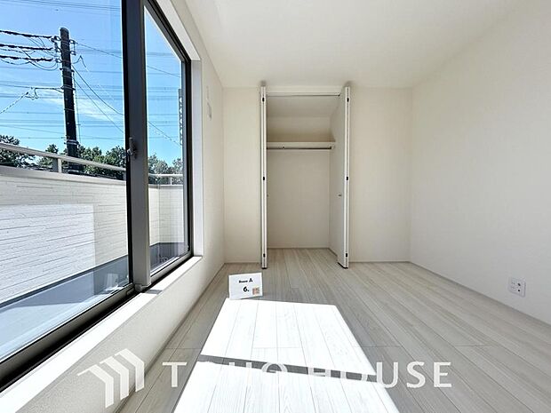 お子様の心と身体を見守る子供部屋。小さな自立心を育むお部屋作りを見越してぜひご覧ください。成長に合わせたレイアウト変更もしやすく、のびのびと過ごせる工夫が詰まった、家族の未来に寄り添う快適な空間です。