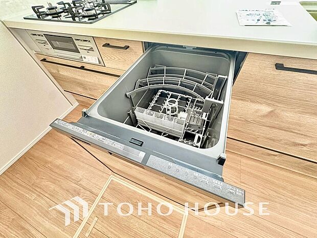 「ビルトインタイプ食器洗乾燥機」通常の手洗いでは使用出来ないほど高温のお湯や高圧水流を使うことにより汚れを効果的に落とすことができる。