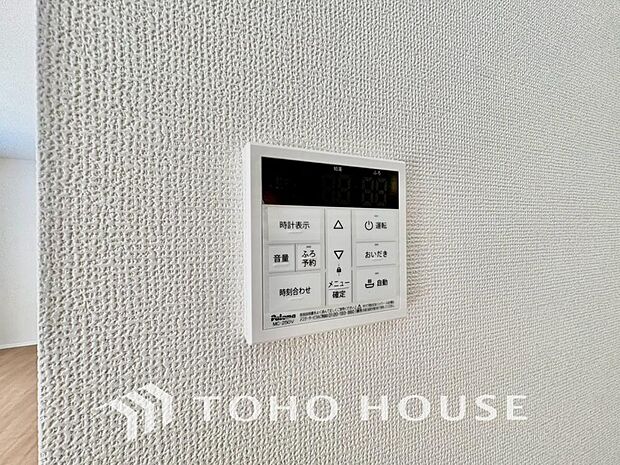 スイッチ一つでお湯張りから保温、追い焚きまで自動で行う高機能システムバス。家事の手間を減らし、家族全員がいつでも温かいお風呂に入れます。毎日の疲れを癒やす、快適な充実設備を、ぜひ現地でお確かめ下さい。