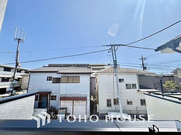豊かな眺望にふさわしい空間には、優れた通風と採光により、心地よい光と風があふれています。圧倒的な開放感と、四季の移ろいを肌で感じる贅沢な住み心地。この地ならではの特別な情景を、ぜひ現地でご体感下さい。