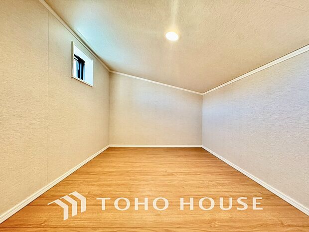 屋根裏収納はあると嬉しい大空間です。季節家電やキャンプ用品などを収納するのに非常に助かります。