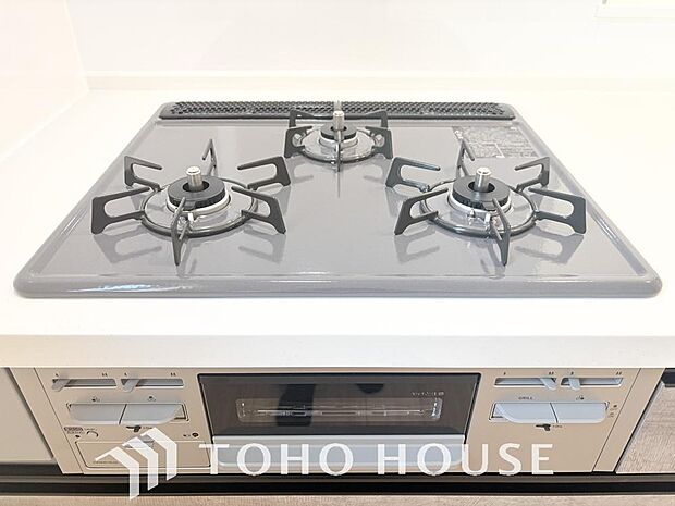 3口コンロは一度に複数のお料理を作ることができるメリットがあります。毎日のキッチンタイムを効率よく。主菜を炒めながら汁物を温め、もう一品も進行。手際よく品数を増やせ、忙しい毎日の夕食作りがスムーズに。