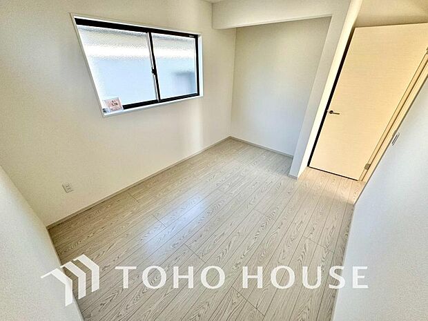 クローゼット完備で、家具配置がしやすいシンプルな居室。画像と現地では、お部屋の広さや天井高の開放感など、印象が大きく異なります。ぜひ現地に足を運んでいただき、ご自身の目で本当の魅力を確かめてください。