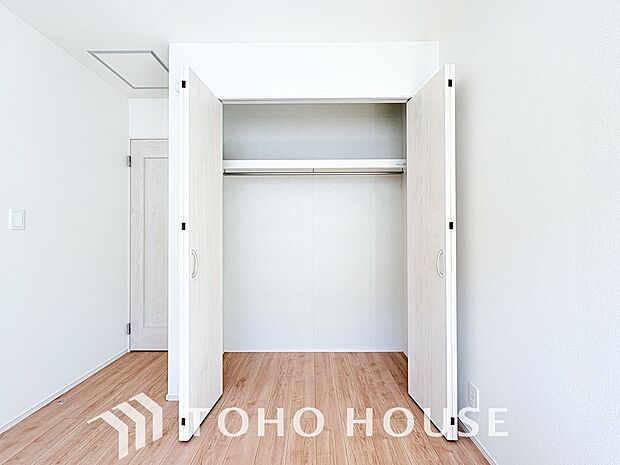 居室にはクローゼットを完備!すっきりと収納できるため、自由度の高い家具の配置が叶うシンプルな空間です。無駄のない間取りは模様替えもしやすく、自分好みの快適なお部屋作りをいつでも思う存分に満喫できます。