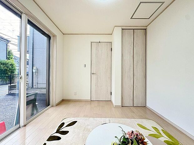 心と体をゆったりと安らげる主寝室。この贅沢なゆとりが大きい分だけ、日々の暮らしの安らぎは深まります。まるでホテルのような寛ぎに満ちた素敵なプライベート空間を、ぜひ現地の洗練された雰囲気でご体感下さい。