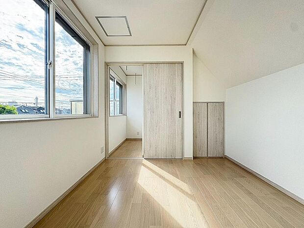 お子様の心と身体を見守る子供部屋。小さな自立心を育む工夫が施された空間設計です。将来の部屋割りや成長に伴う模様替えなども見据え、ご家族の明るい未来をイメージしながら魅力あふれる現地をぜひご覧ください。
