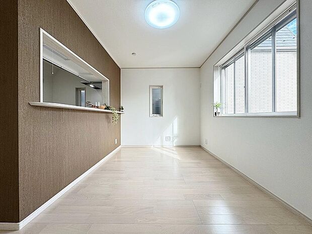 忙しい朝でも、しっかりと家族が揃ってお食事を愉しめるゆとりある大きさのダイニングスペース。全員が席についても窮屈さがなく、スムーズな配膳や片付けが可能です。一日の始まりを豊かに彩る、温かい団らんの場。