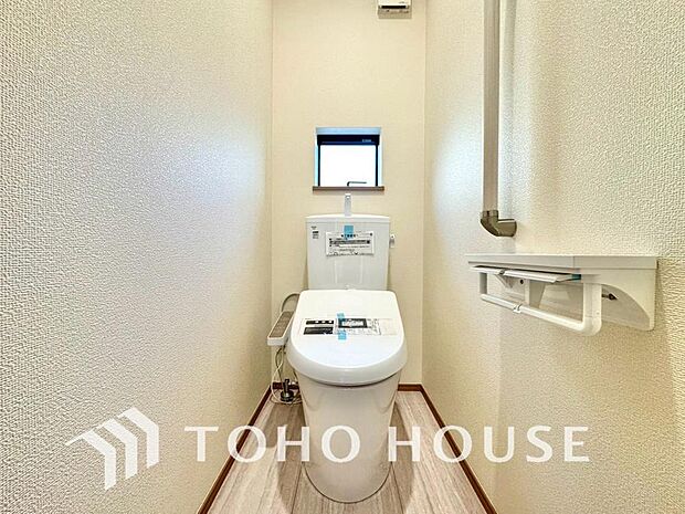 清潔な空間を保てるよう、お手入れのしやすさにもこだわり、汚れをサッと拭き取れる床材と壁紙を採用。快適な温水洗浄便座に加え、手洗い一体型のトイレはスペースの節約ができ、ゆったりとした空間が確保できます。