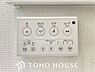 トイレ：快適な温水洗浄便座（ウォシュレット）を完備。毎日使う場所だからこそ清潔でお手入れがしやすい衛生的な機能にこだわりました。冬場でも便座が温かく、季節を問わず誰もが心地よく使える嬉しい標準設備となります。