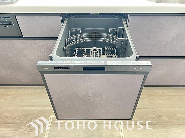 「ビルトインタイプ食器洗乾燥機」食器洗いの手間・時間が軽減できるアイテム。高温水や高圧水流を使うことにより効率よく食器洗浄できます。殺菌効果も高いので哺乳瓶などを使う家庭でも大変便利です。