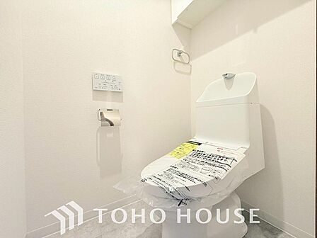 十分な広さと清潔感のあるカラーで纏まったおトイレ。時間に余裕とゆとりを持たせます。