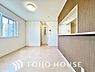 リビング/ダイニング：広々としたLDKは、家族が自然に集まりやすく、一緒に過ごす時間を楽しめる工夫が施されています。陽光が差し込む開放的な空間で、自然と会話が弾み笑顔が溢れます。心地よい団らんを育む、こだわり満載の住まい。