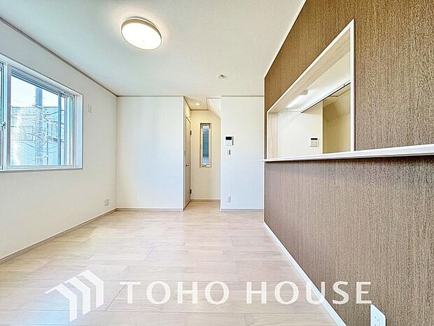 広々としたLDKは、家族が自然に集まりやすく、一緒に過ごす時間を楽しめる工夫が施されています。陽光が差し込む開放的な空間で、自然と会話が弾み笑顔が溢れます。心地よい団らんを育む、こだわり満載の住まい。