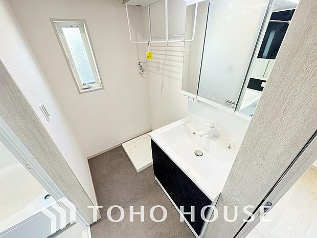 家族が毎日何度も使う場所だからこそ、使いやすさと心地よさにこだわった洗面空間。爽やかな朝の準備も、お休み前のひとときも、スムーズにサポートしてくれます。日々の暮らしに自然と寄り添う、快適な一室です。
