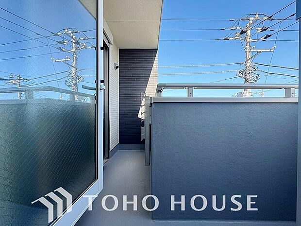 暖かい陽ざしが差込むバルコニーです。よく晴れた日には、洗濯物が良く乾きます。風通しも良好です。毎日のお洗濯が快適にこなせるだけでなく、心地よい風と光を感じながら、のんびりと気分転換も楽しめる空間です。