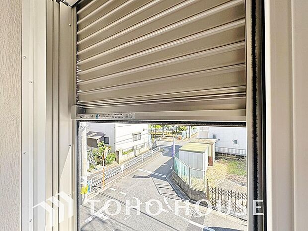 防犯シャッターを完備した窓は、夜間の安心感を高めるだけでなく外からの視線を遮りプライバシーを守ります。寒い日でも室内から簡単に開閉ができるため毎日の戸締まりがスムーズに行える便利な設備となっています。