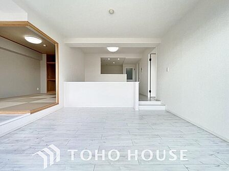 建物の居住性にこだわった邸宅は、「落ち着き」と「安らぎ」と「快適」を実現してくれます。「ホワイトナチュラルのテイスト」が、自然体で過ごせる心地良さを生み出し、家族の優しい時間がここでは流れてゆきます。