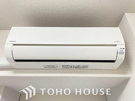 エアコン設置済みの物件です。入居時の設置工事の費用や、本体の購入代金といった初期費用を大幅にカットできるのが嬉しいポイントです。浮いた予算を他の家具や引越し代に回せるため、新生活を快適に始められます。