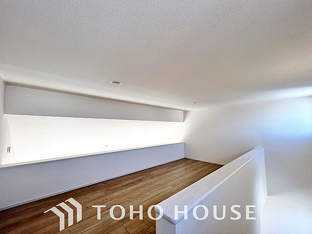 ロフト付きの部屋は、高い天井がもたらす圧倒的な開放感が魅力です。縦の空間を活かした立体的なレイアウトで、ワンランク上のゆとりある一人暮らしを実現。お気に入りの家具と素敵な新生活をここから始めませんか。