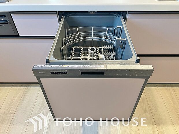 家事の時間を大幅に短縮できる便利な食器洗い乾燥機を完備。ビルトインタイプのため、キッチン周りをすっきりと美しく見せてくれます。手荒れを防ぎ、ゆとりの時間を生み出す先進設備を、ぜひ現地でお確かめ下さい。