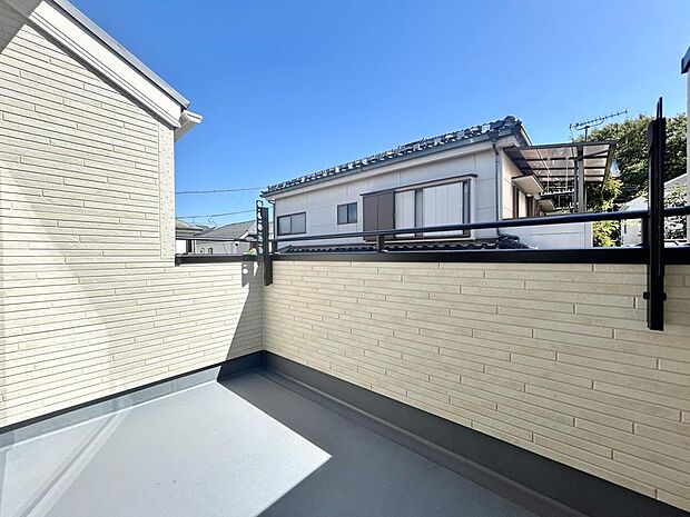 豊かな眺望にふさわしい空間は、通風・採光に優れ、心地よい光と風があふれています。明るい陽ざしが差し込む開放的なリビングとも繋がり、毎日の暮らしに上質な癒やしと特別な時間を届けてくれる素敵な住まいです。