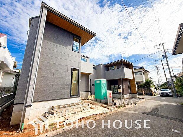 建物の居住性にこだわった邸宅は、「落ち着き」と「安らぎ」と「快適」を実現してくれます。環境に配慮した充実の設備は、同時に、自然体で過ごせる心地良さを生み出し、家族の優しい時間がここでは流れてゆきます。