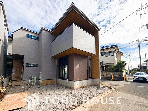 単に見た目や質感の良さを、追求するだけではありません。私たちは、建物の基礎や構造といった、目には見えにくい部分にこそ、徹底的にこだわります。住む人の、未来と安全を支える、誠実な家づくりをお届けします。