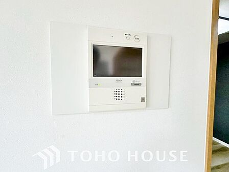 誰が来てもわかる様にモニター付きインターホンを設置。家事導線を考慮した個所に設置し、防犯性と利便性に優れ快適と安らぎを合わせた優しい設計。