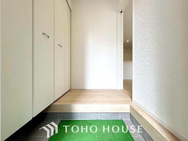 毎日みんなを見送り、そして迎え入れる場所だから。帰りたくなる家をテーマに設計した自慢の玄関です。明るく開放的な空間が優しく家族を包み込み、一歩足を踏み入れるだけでホッと心が安らぐ温かさに満ちています。