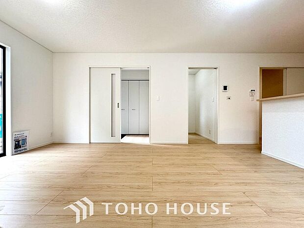 通風と採光に優れた心地よいリビング。窓辺に広がる街の賑わいと地域の息吹を感じながら、ゆったりと流れる贅沢な寛ぎのひとときをお過ごしいただけます。都市の利便性と豊かな居住性を高い次元で両立した空間です。
