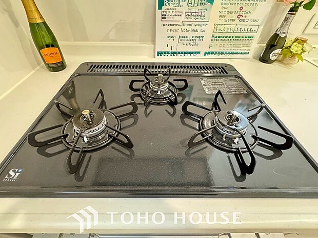 3口コンロは一度に複数のお料理を作ることができるメリットがあります。毎日のキッチンタイムを効率よく。テキパキと調理が進むことで時間にゆとりが生まれ、ご家族と笑顔で囲む食卓がより豊かで温かなひとときに。