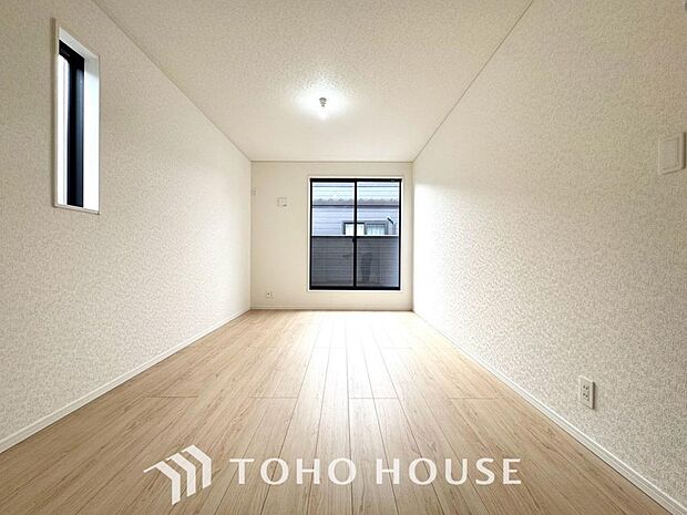 2面採光の居室。明るさの確保と、風の通り道ができることで換気のしやすいお家になっています。心地よい光と爽やかな風が室内に満ち溢れ、毎日の暮らしを健康的で、より快適に優しくサポートしてくれる住空間です。