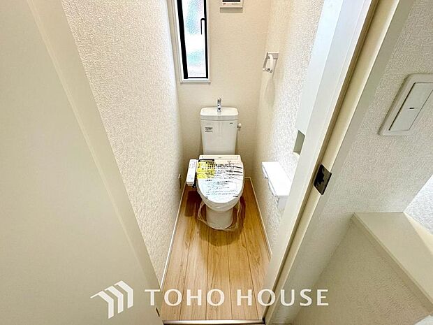 清潔な空間であって頂けますように目に留まるだけではなく汚れをふき取り易いフロアと壁紙をチョイス。サッと一拭きするだけで簡単に見栄え良く保てるため、毎日の掃除がスムーズになり家事時間を大幅に削減します。