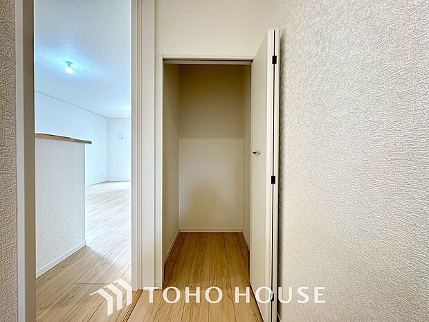 画像と現地では大きさや広さの感覚が違います。是非、ご自分の目で確かめてください。実際に各お部屋を巡りながら、収納の配置や出し入れのしやすさを確かめることで、毎日の快適な暮らしを鮮明にイメージできます。
