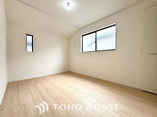 笑顔が溢れ、会話が弾む豊かな時を過ごすことができる空間で、お住まいになった幸せをかみしめてください。ゆとりある広さを誇るお部屋は、お気に入りの家具を自由に配置して、自分だけの快適な空間を創り出せます。