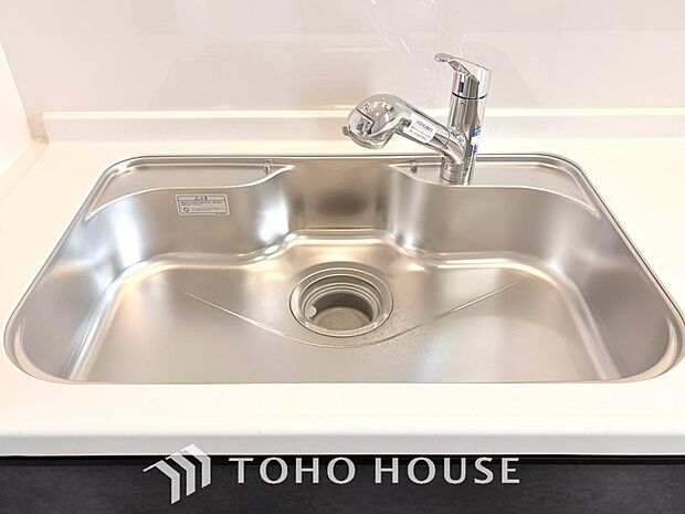 安全でおいしい水を手軽に。ボタンひとつで浄水と原水に切り替えられる浄水器一体型水洗を使用。クリアなお水が毎日使え、お米を炊いたりする際には浄水機能をつかうこともできて、毎日安心してお使いいただけます。
