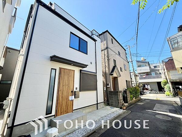 街並みの風景に包み込まれながら、瀟洒な印象も湛えて佇みます。