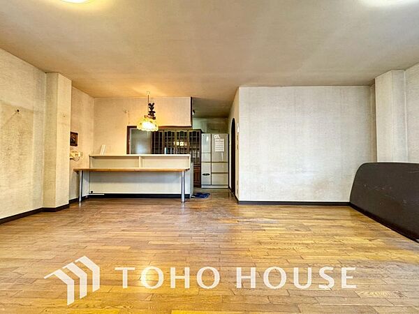 建物の居住性にこだわった邸宅は、「落ち着き」と「安らぎ」と「快適」を実現してくれます。「ホワイトナチュラルのテイスト」が、自然体で過ごせる心地良さを生み出し、家族の優しい時間がここでは流れてゆきます。