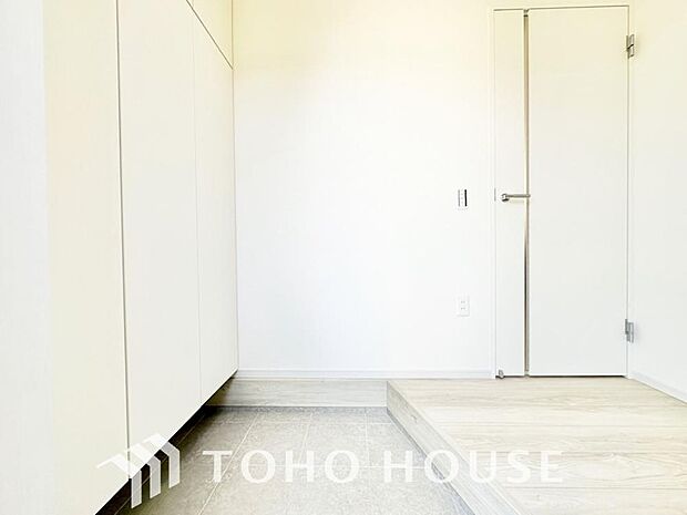 ゲストを招き、家族を迎える玄関は、ディスプレイや照明にこだわってみてはいかがでしょうか。お気に入りのアートや、柔らかな光が空間を上品に彩り、訪れるすべての人を心地よく迎え入れる特別な一歩を演出します。