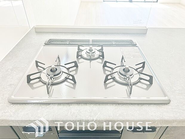3口コンロは一度に複数のお料理を作ることができるメリットがあります。毎日のキッチンタイムを効率よく。テキパキと調理が進むことで時間にゆとりが生まれ、ご家族と笑顔で囲む食卓がより豊かで温かなひとときに。