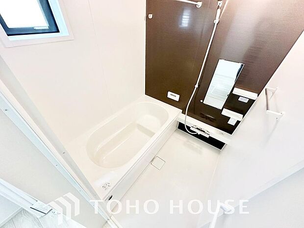快適且つ清潔な空間を演出した浴室は一日の疲れを和らげ、心も体もオフになる時間を楽しむことができます。広々とした大きな浴槽が備わっており、毎日のバスタイムをより一層贅沢で心地よい時間へと変えてくれます。