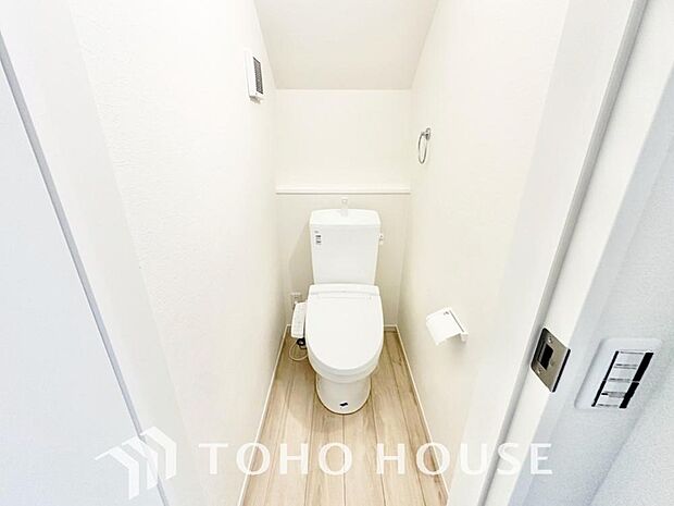 清潔な空間であって頂けますように目に留まるだけではなく汚れをふき取り易いフロアと壁紙をチョイス。サッと一拭きするだけで簡単に見栄え良く保てるため、毎日の掃除がスムーズになり家事時間を大幅に削減します。