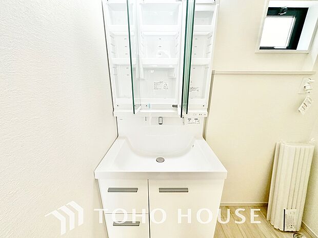 三面鏡のついた洗面台は身だしなみを整えたり「見せない収納」を確保できたり何かと便利。散らかりがちな歯ブラシや、化粧品を隠して美観をキープでき、家族みんながいつでも気持ちよく使える清潔な空間を保ちます。
