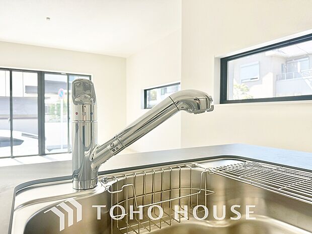 安全でおいしい水が手軽に。ボタン一つで浄水と原水をスムーズに切り替えられる浄水器一体型水栓を使用。蛇口まわりがすっきり美しく収まるデザインで、大切な家族の健康的な食生活をいつでも優しくサポートします。