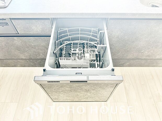 食洗機は家事の時間を短くできることがメリット。ビルトインタイプはキッチンをすっきりとみせてくれます。高温でしっかり洗浄するため衛生的で、毎日の手荒れの悩みからも解放され暮らしに優しいゆとりを生みます。