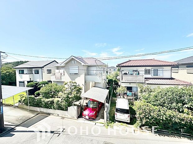 その豊かな眺望にふさわしい空間には、通風・採光にも優れ、心地よい光と風があふれています。窓辺に広がるとっておきの景色を眺めながら、日常の喧騒を忘れ、家族みんなが心からリラックスできる癒しの住空間です。