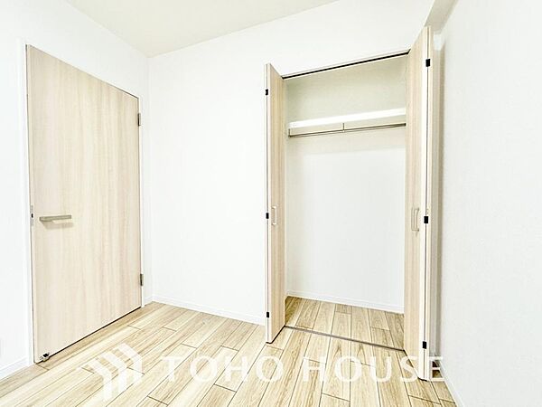 収納に便利なクローゼットを備えた、家具配置の自由度が高いシンプルな洋室です。画像と現地では広さや明るさの感覚が大きく変わります。暮らしのイメージを膨らませるためにも、ぜひご自身の目で確かめてください。